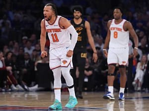 Brunson y Knicks borran déficit de 22 puntos en 4to periodo y pegan primero en serie ante Cavs
